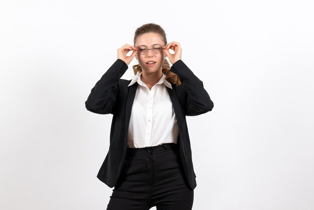 Vista frontal mujer joven en traje clásico estricto sobre fondo blanco trabajo de mujer traje de negocios trabajo femenino