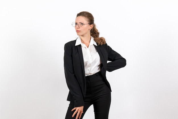 Foto gratuita vista frontal mujer joven en traje clásico estricto sobre fondo blanco trabajo de mujer traje de trabajo femenino de negocios