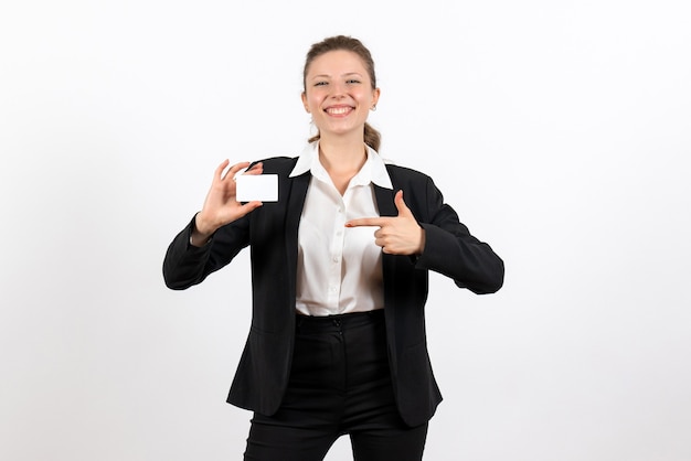 Vista frontal mujer joven en traje clásico estricto con tarjeta blanca sobre fondo blanco trabajo negocio trabajo traje mujer