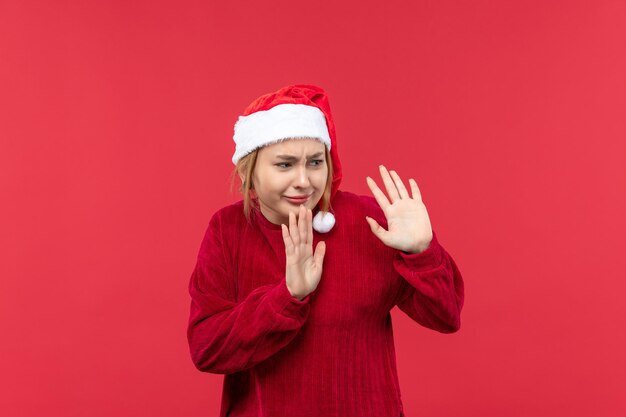 Vista frontal mujer joven, vacaciones navidad rojo