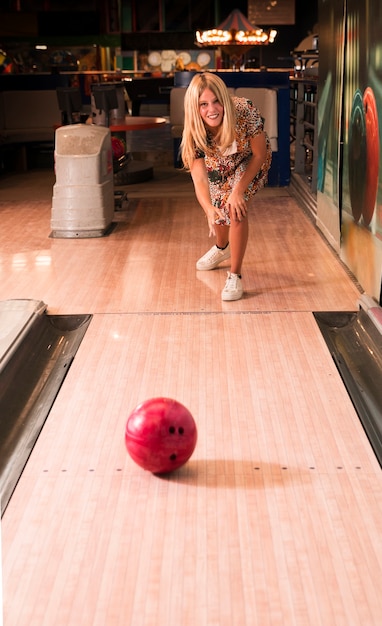 Foto gratuita vista frontal mujer jugando bolos