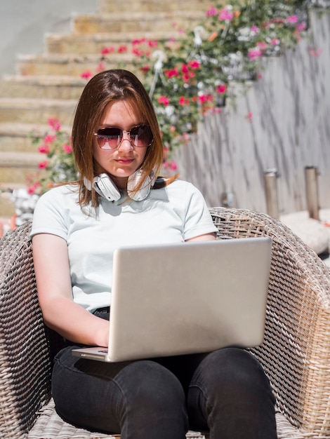 Foto gratuita vista frontal de la mujer con laptop trabajando al aire libre