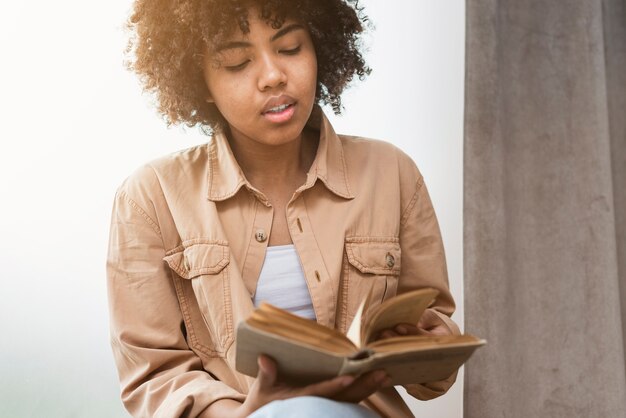 Vista frontal mujer leyendo un libro