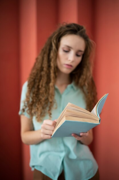 Vista frontal mujer leyendo libro