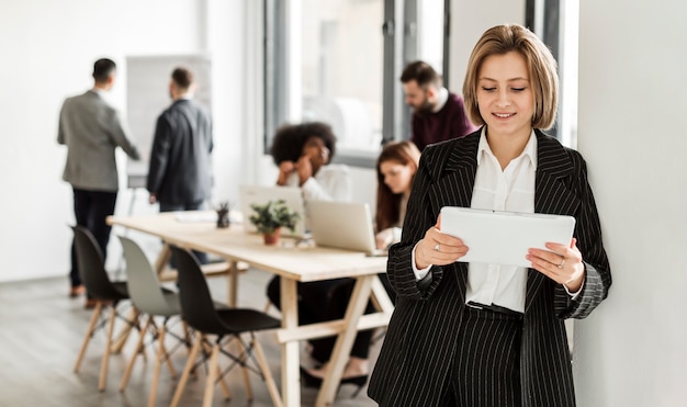 Foto gratuita vista frontal de la mujer leyendo un periódico