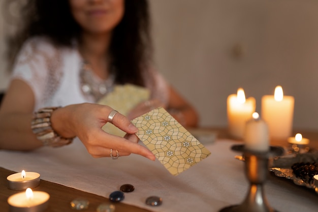 Vista frontal mujer leyendo tarot