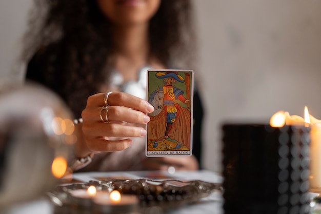 Foto gratuita vista frontal mujer leyendo tarot