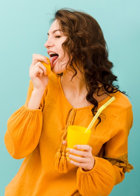 Vista frontal de mujer con limonada