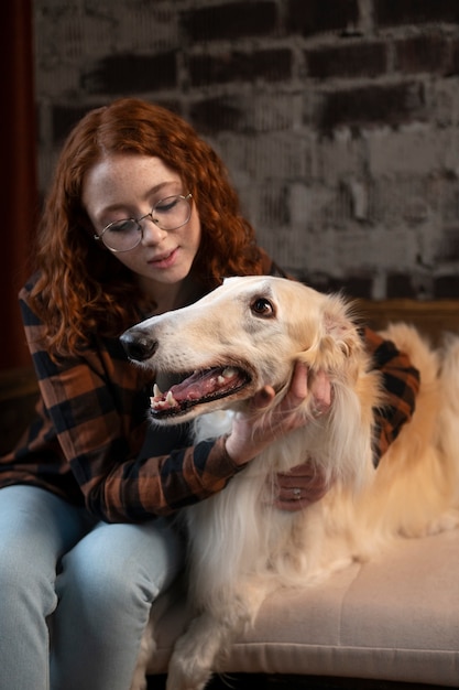 Foto gratuita vista frontal mujer con lindo perro galgo