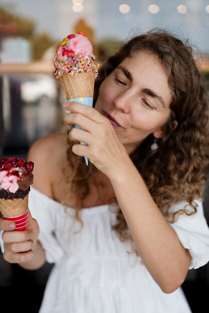 Vista frontal mujer lista para comer helado