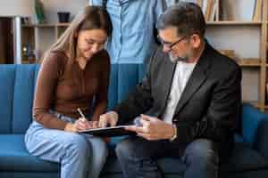 Foto gratuita vista frontal mujer llenando documentos