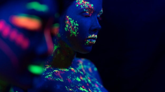 Vista frontal de mujer con maquillaje fluorescente