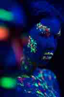 Foto gratuita vista frontal de mujer con maquillaje fluorescente