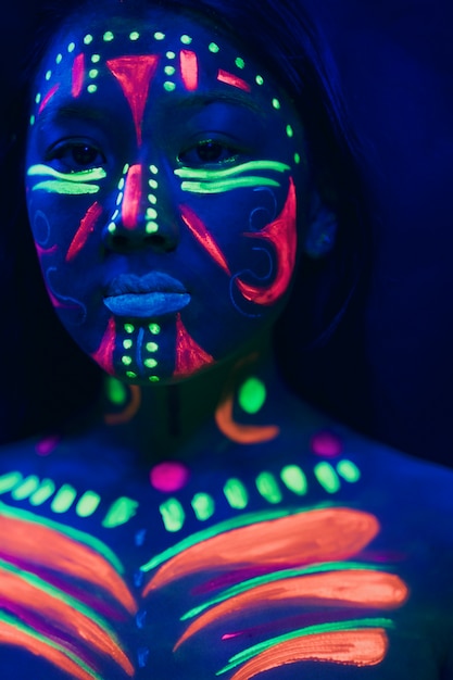 Vista frontal de mujer con maquillaje fluorescente