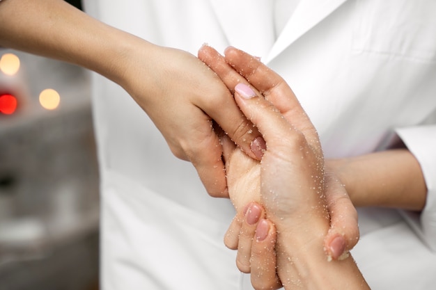 Foto gratuita vista frontal mujer masajeando la mano