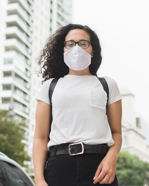 Foto gratuita vista frontal mujer con máscara médica