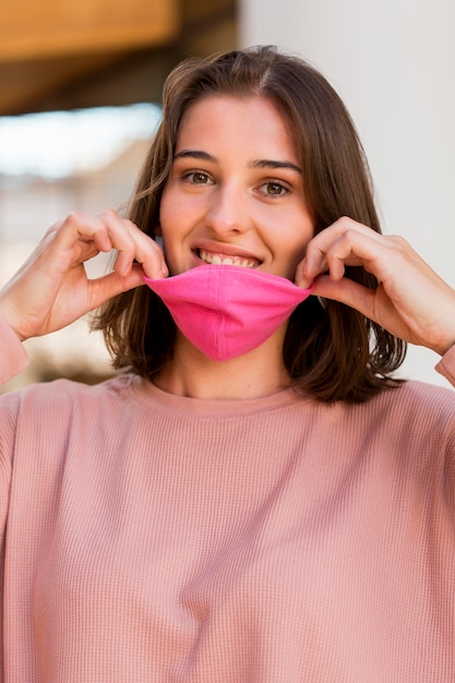 Vista frontal mujer con máscara rosa
