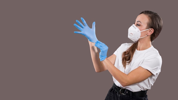 Foto gratuita vista frontal de la mujer con mascarilla y espacio de copia