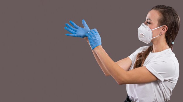 Vista frontal de la mujer con mascarilla y espacio de copia