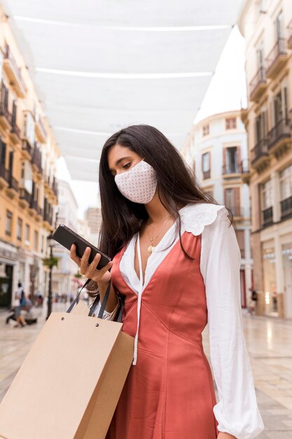 Vista frontal de la mujer con mascarilla y mascarilla