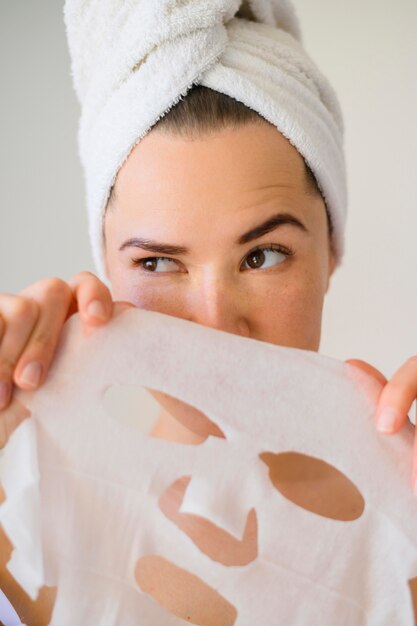 Foto gratuita vista frontal de la mujer con mascarilla