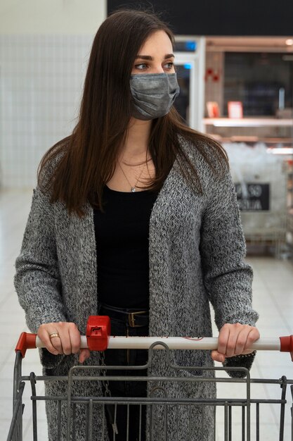 Foto gratuita vista frontal mujer con mascarilla