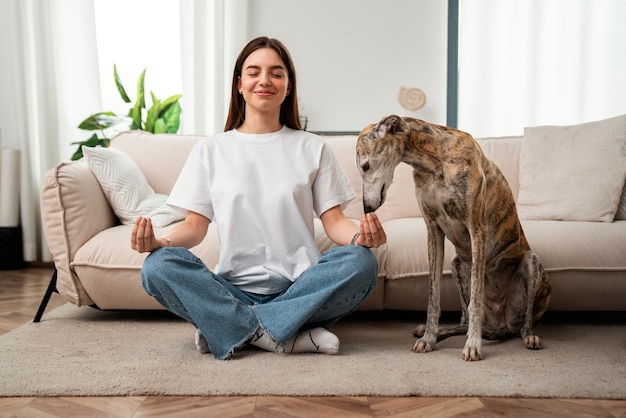 Vista frontal mujer meditando en casa