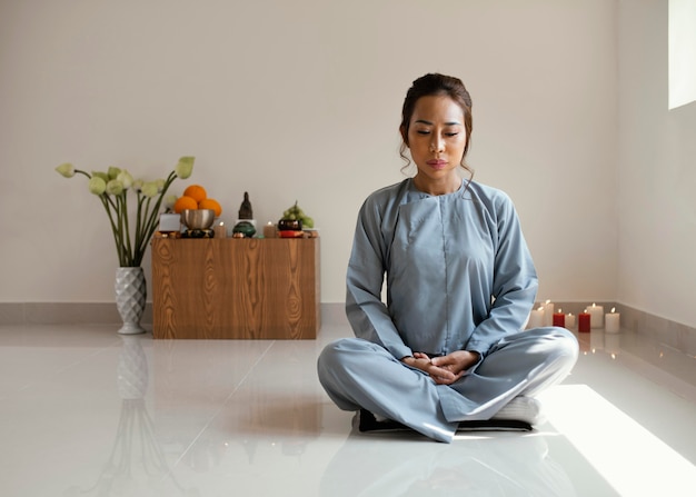 Foto gratuita vista frontal de la mujer meditando con espacio de copia