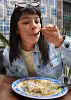 Foto gratuita vista frontal mujer mexicana comiendo comida ranchera