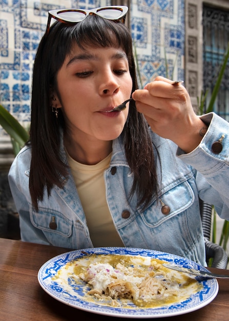 Vista frontal mujer mexicana comiendo comida ranchera