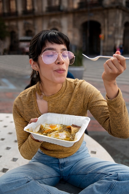 Foto gratuita vista frontal mujer mexicana comiendo comida ranchera