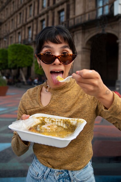 Vista frontal mujer mexicana comiendo comida ranchera