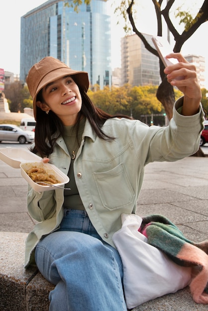 Foto gratuita vista frontal mujer mexicana comiendo comida ranchera