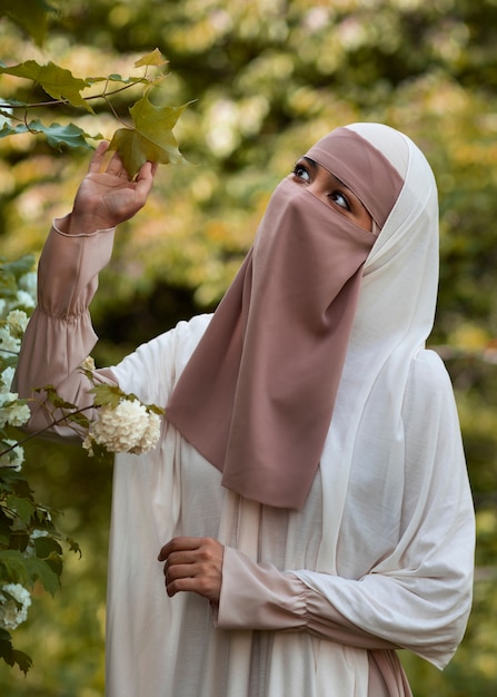 Foto gratuita vista frontal mujer musulmana posando al aire libre