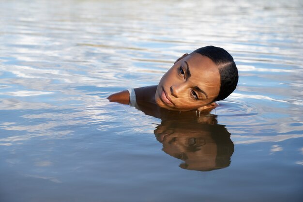 Vista frontal mujer nadando en el lago