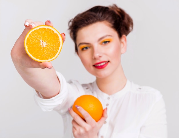 Vista frontal de mujer con naranja