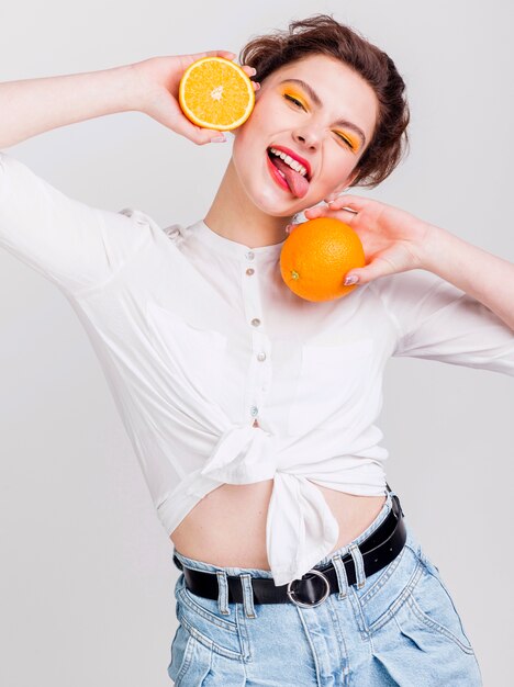 Foto gratuita vista frontal de mujer con naranjas