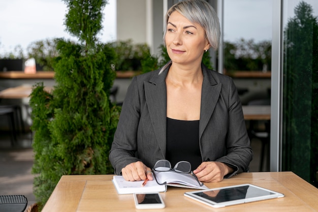 Vista frontal mujer de negocios al aire libre