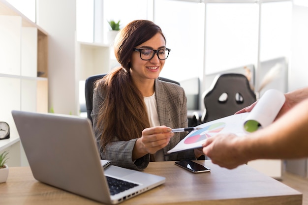 Vista frontal, de, mujer de negocios, en el escritorio, en la oficina