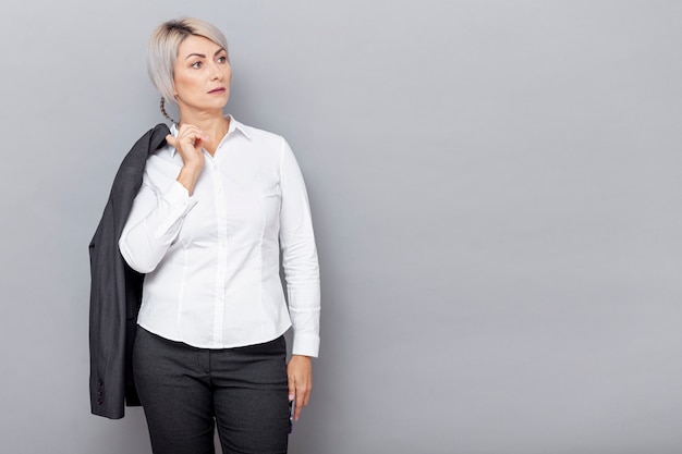 Foto gratuita vista frontal mujer de negocios con espacio de copia