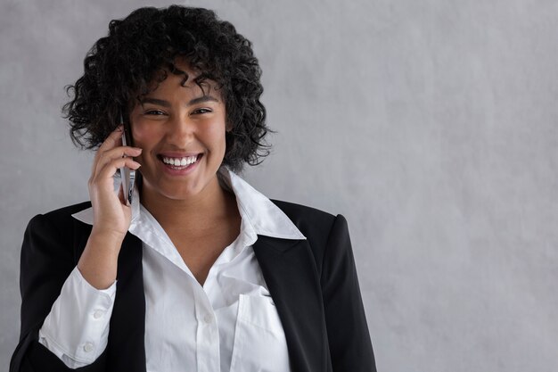 Vista frontal mujer de negocios hablando por teléfono