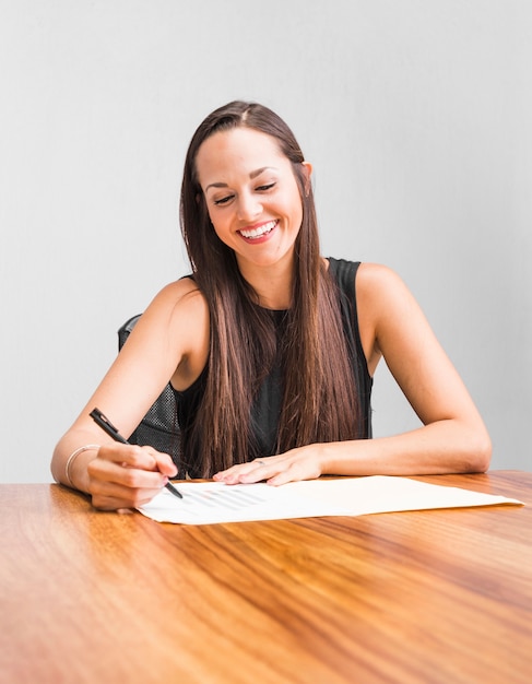 Foto gratuita vista frontal, mujer de negocios, sonriente