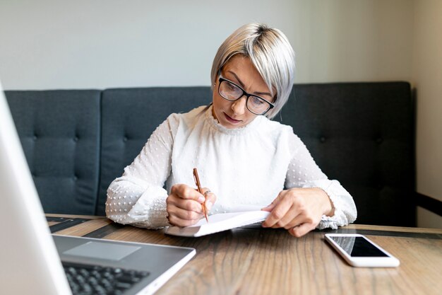 Vista frontal mujer de negocios trabajando