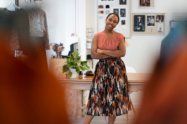 Vista frontal mujer negra que dirige una pequeña empresa