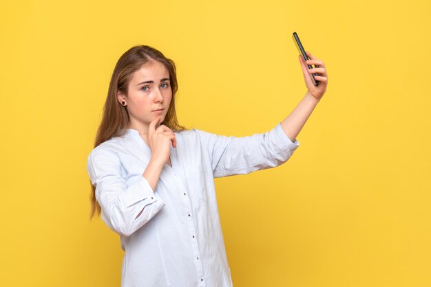 Vista frontal de la mujer normal tomando selfie