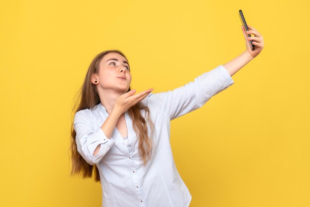 Vista frontal de la mujer normal tomando selfie