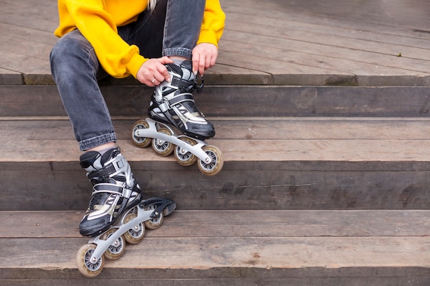 Vista frontal de la mujer en patines en las escaleras