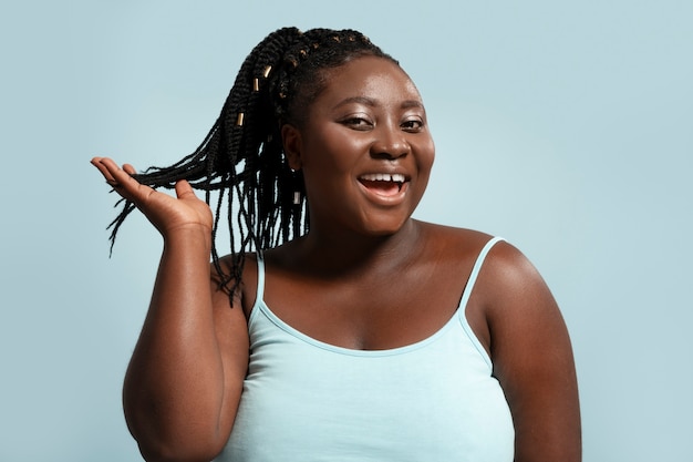 Foto gratuita vista frontal mujer con peinado afro