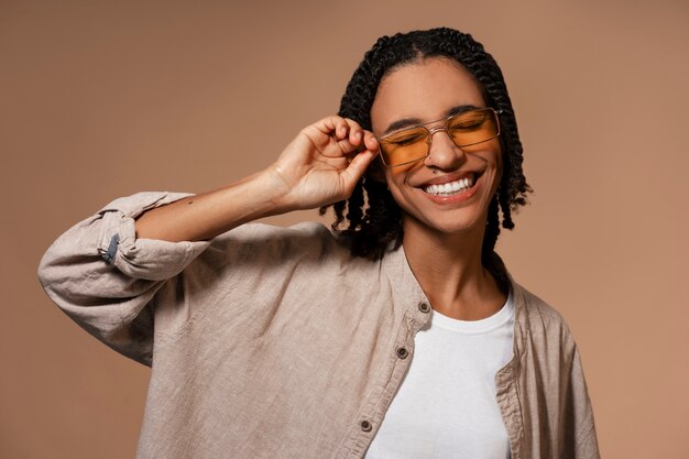 Vista frontal mujer con peinado afro