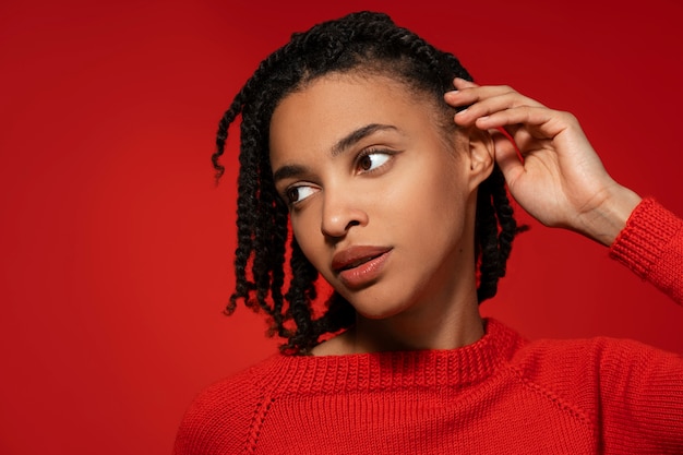 Vista frontal mujer con peinado afro